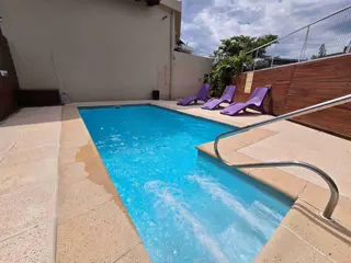 MUY LINDO DEPARTAMENTO de 2 dormitorios, EN VILLA CARLOS PAZ, ALQUILER PERMANENTE A 2 AÑOS, EN COMPLEJO CON PILETA, QUINCHO ASADOR, Gas Natural. Calef foto 2