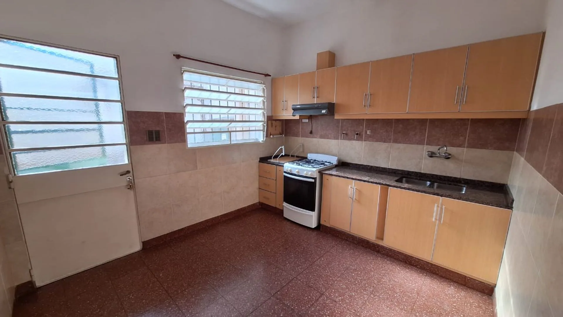 Venta PH  4 ambientes planta baja patio propio foto 2