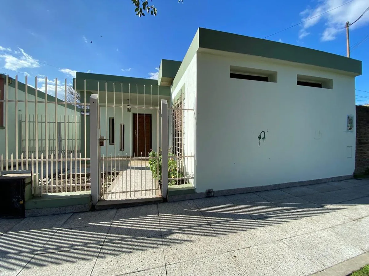 CASA- APTA CREDITO-2 DORM-PILETA -JARDIN-GARAGE foto 2