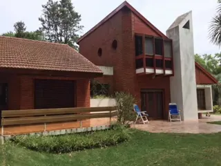 IMPECABLE CHALET SOBRE IMPORTANTE LOTE foto 4
