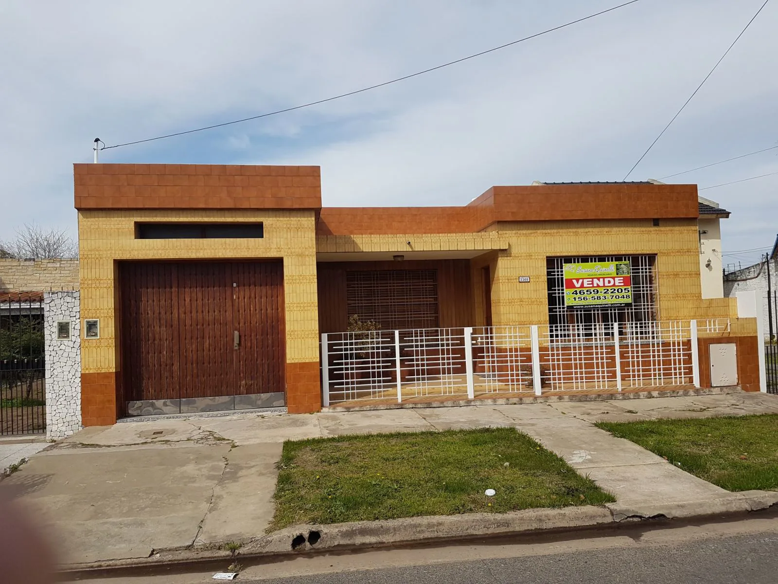 VENTA CASA 4 AMBIENTES CON AMPLIO PARQUE. MORON foto 2