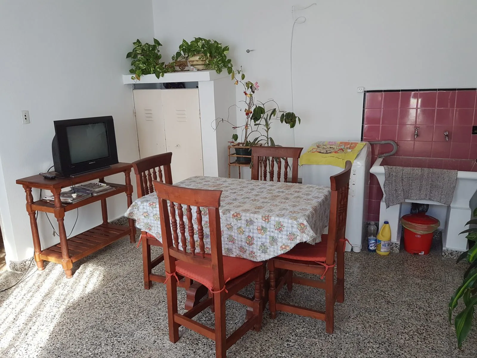 VENTA CASA 4 AMBIENTES CON AMPLIO PARQUE. MORON foto 4