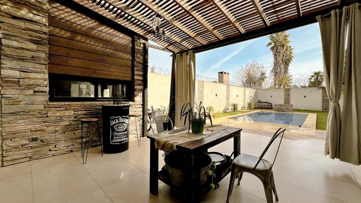 VENTA CASA 5 AMB QUINCHO, PILETA 5 AÑOS ANTIGUEDAD