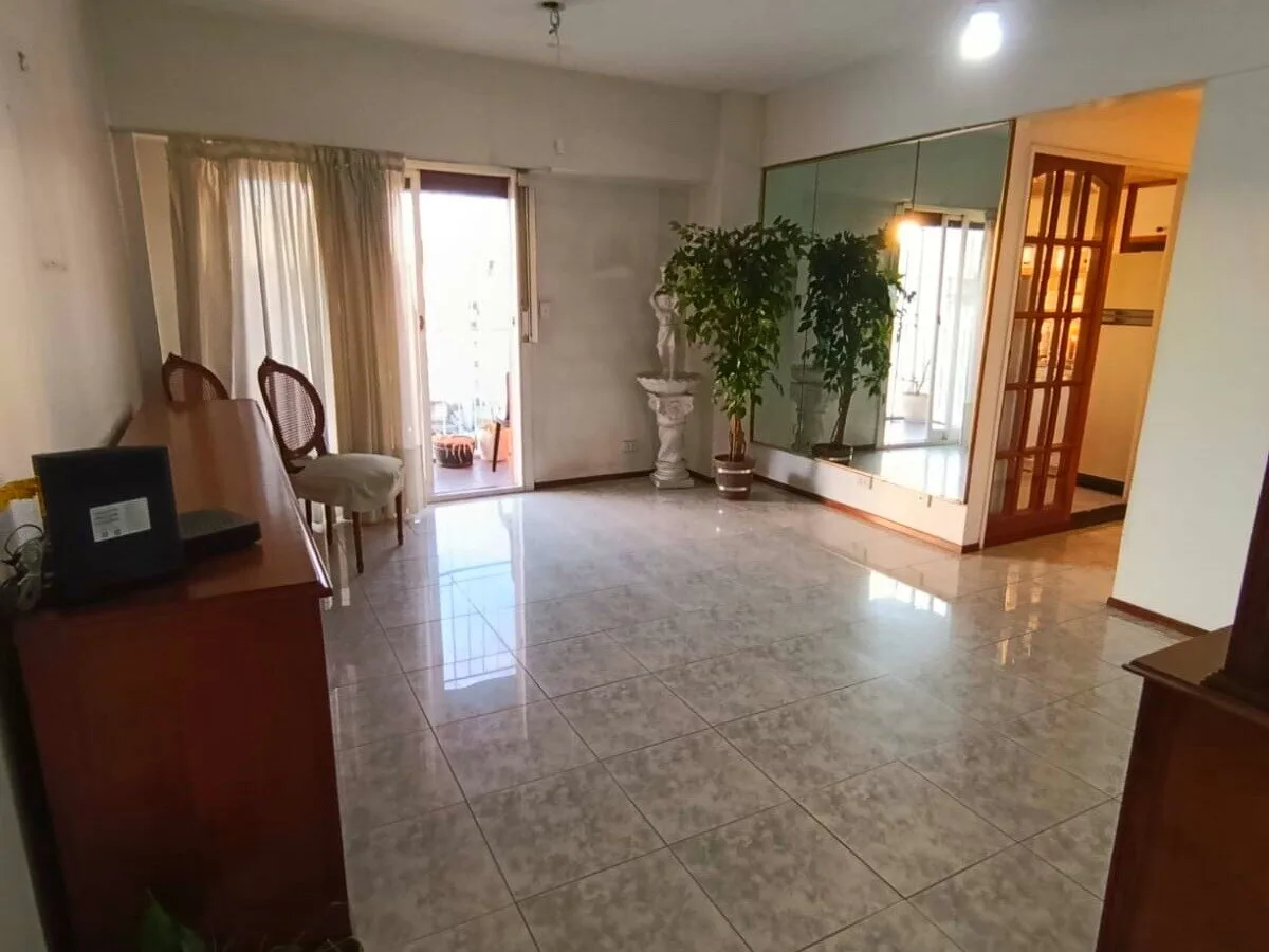 DEPARTAMENTO IMPECABLE – MUY LUMINOSO – PISO ALTO SOBRE AV. RIVADAVIA foto 2