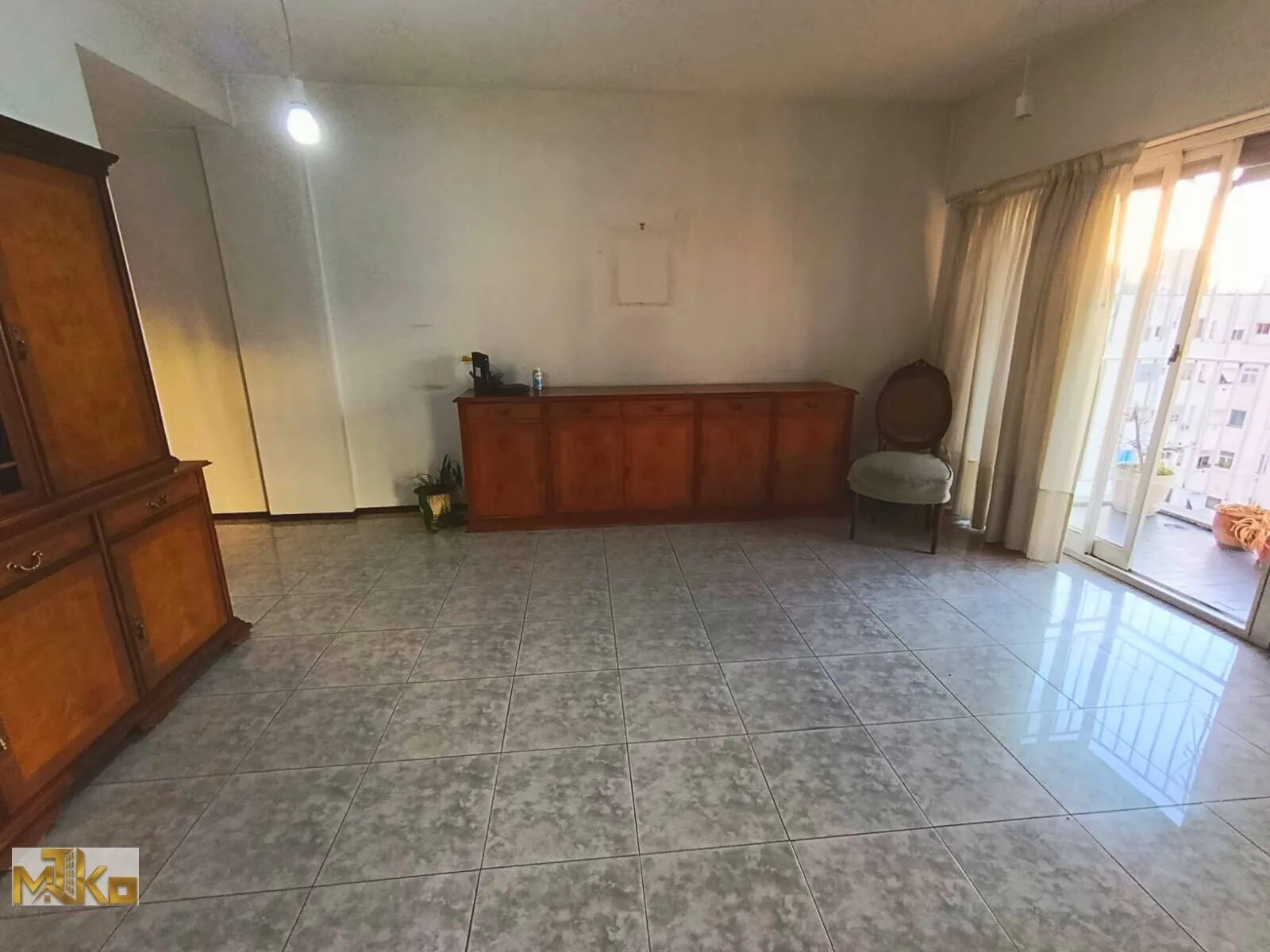 DEPARTAMENTO IMPECABLE – MUY LUMINOSO – PISO ALTO SOBRE AV. RIVADAVIA foto 3
