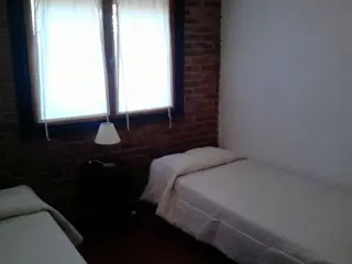 Unidad 1, Dto tipo duplex  en Alquiler Pinamar, jardín,  pariila a 6 cuadras de la playa Ufo Point. foto 5