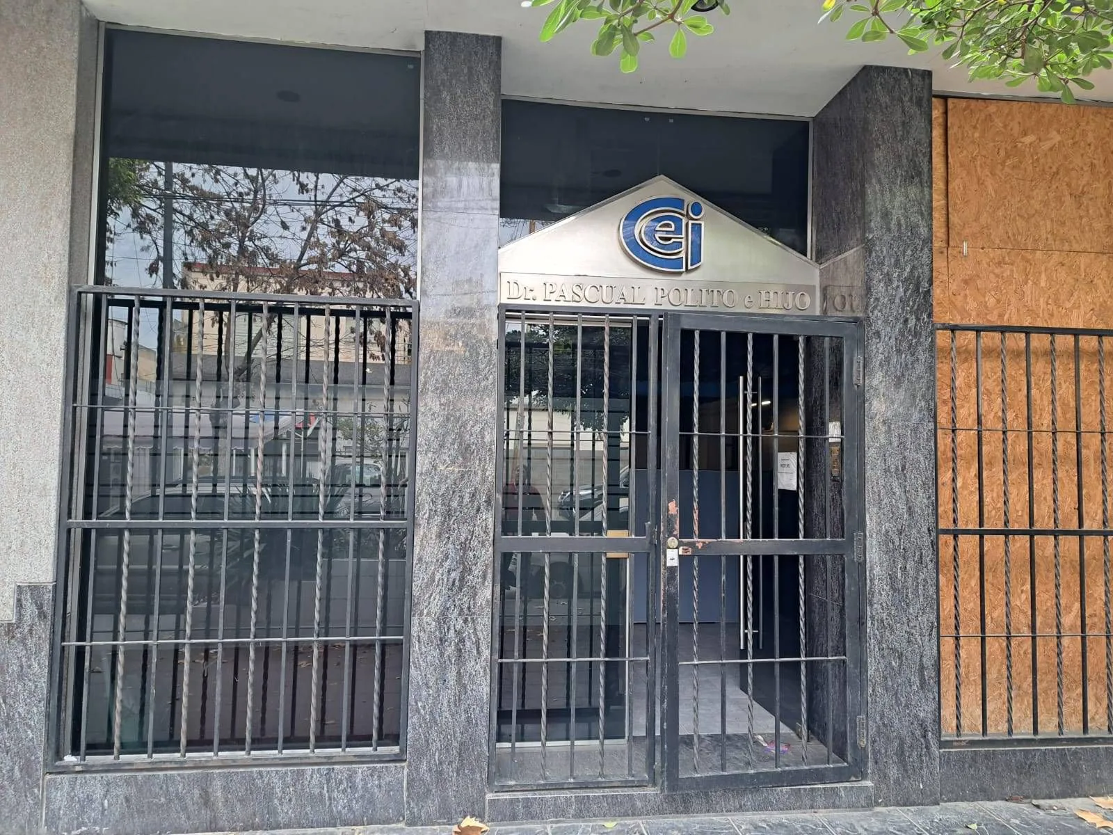 LOCAL AMPLIO A LA CALLE DE 190 M², CON 4 OFICINAS Y ENTREPISO., Chilavert 6900 - Villa Riachuelo
