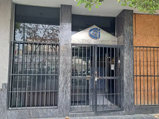 LOCAL AMPLIO A LA CALLE DE 190 M², CON 4 OFICINAS Y ENTREPISO., Chilavert 6900 - Villa Riachuelo