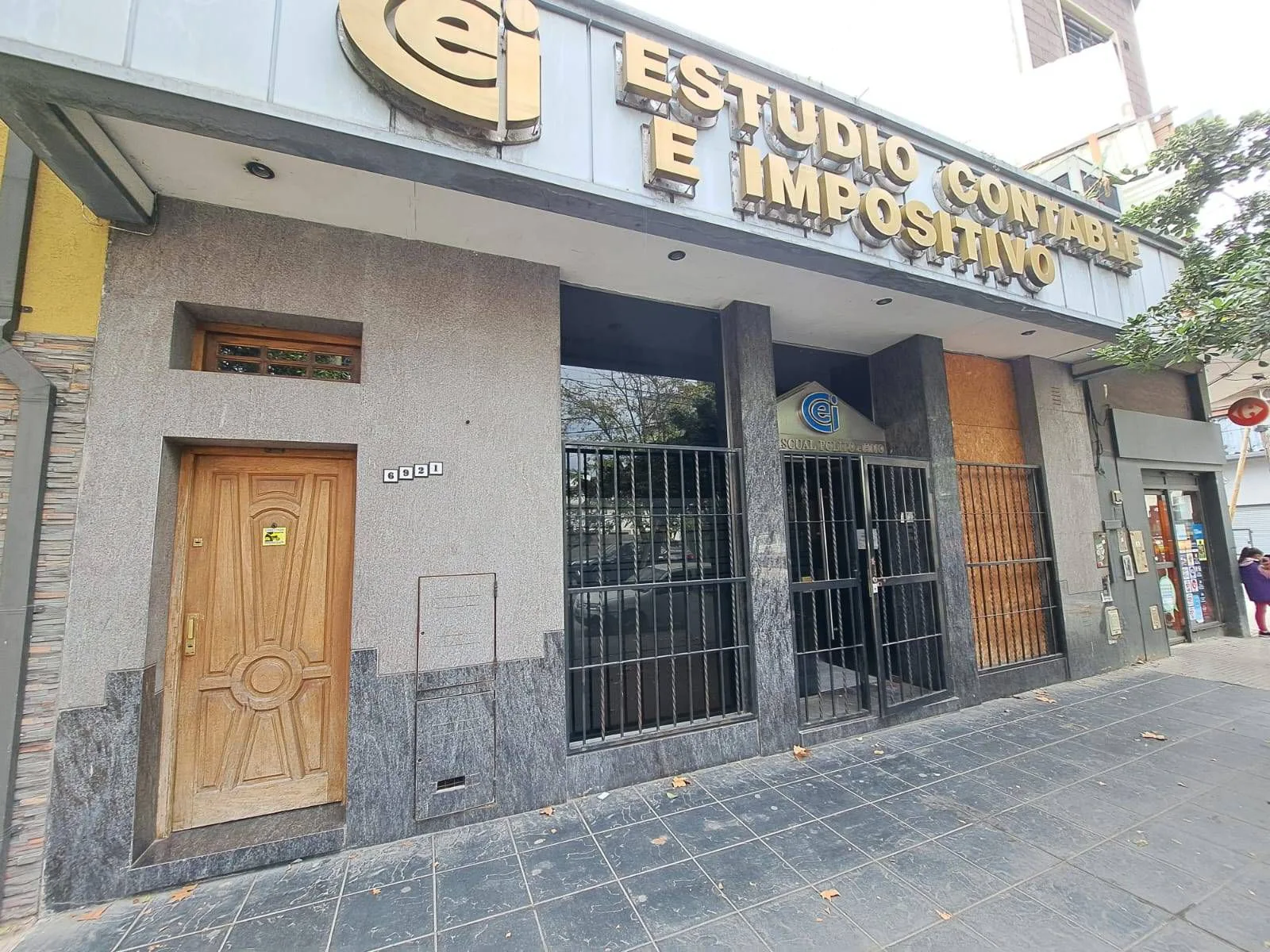 LOCAL AMPLIO A LA CALLE DE 190 M², CON 4 OFICINAS Y ENTREPISO., Chilavert 6900 - Villa Riachuelo foto 2