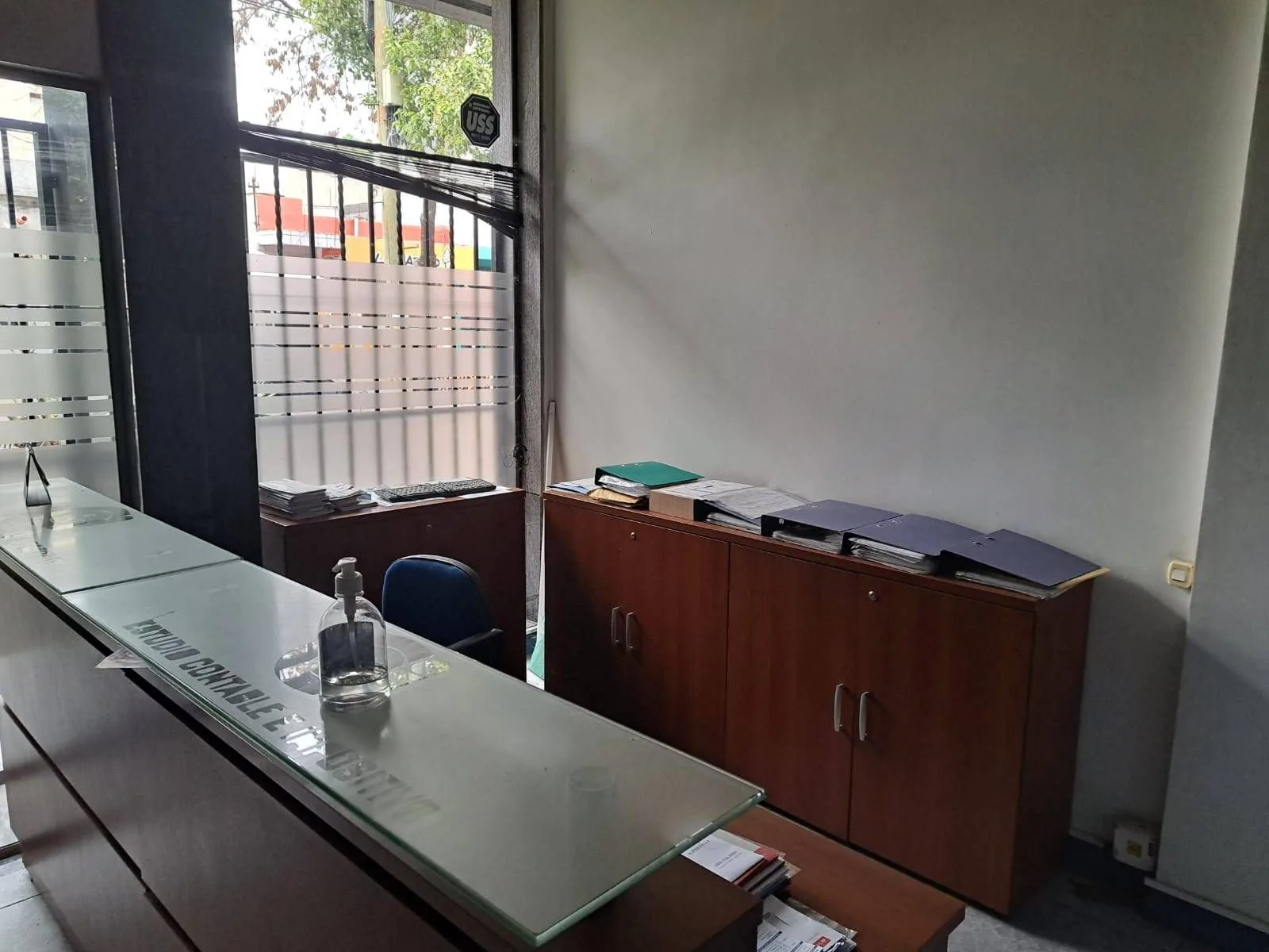 LOCAL AMPLIO A LA CALLE DE 190 M², CON 4 OFICINAS Y ENTREPISO., Chilavert 6900 - Villa Riachuelo foto 3