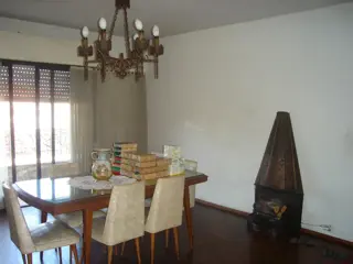 Casa 4 amb. con locales al frente sobre amplio lote, en importante avenida. Ituzaingo Sur. foto 1