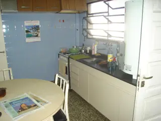 Casa 4 amb. con locales al frente sobre amplio lote, en importante avenida. Ituzaingo Sur. foto 3