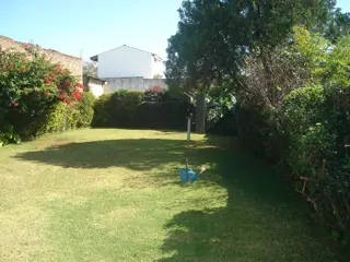 Casa 4 amb. con locales al frente sobre amplio lote, en importante avenida. Ituzaingo Sur. foto 4