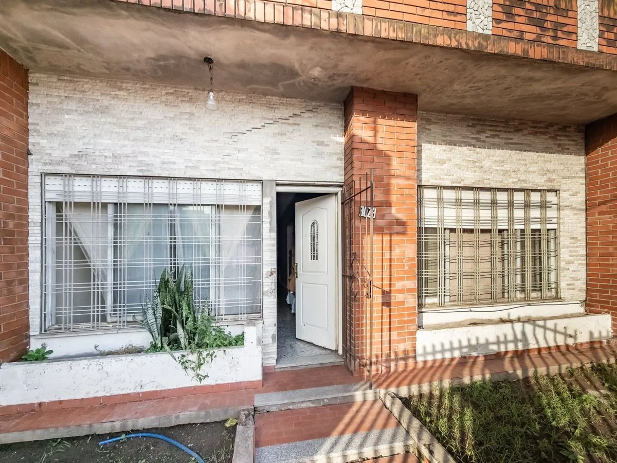 CASA 3 AMB. PATIO, TERRAZA, COCHERA, I. CASANOVA foto 2
