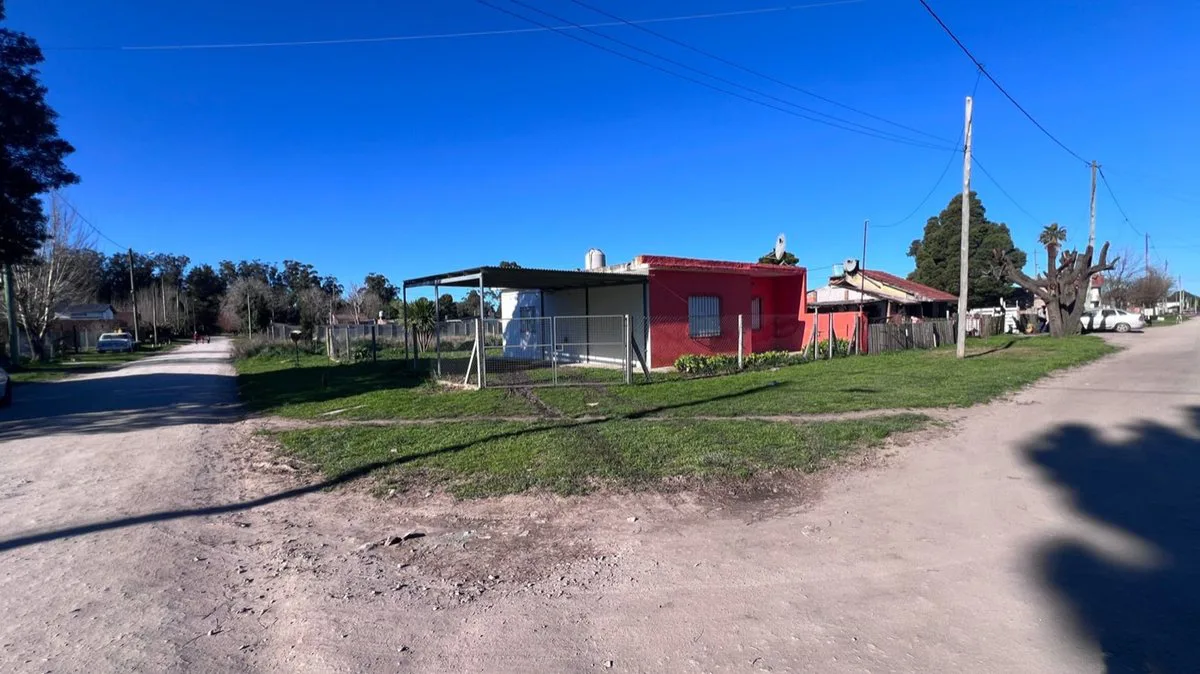 VENTA DE CASA 3 AMBIENTES CON PARQUE.