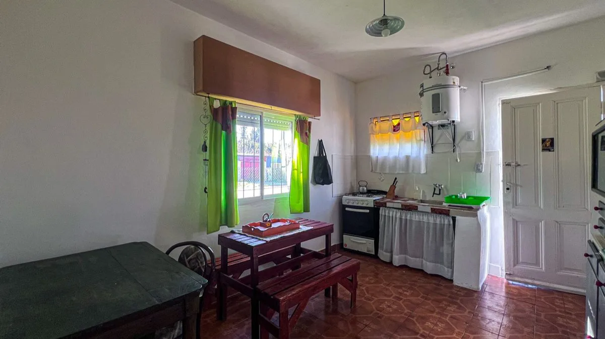 VENTA DE CASA 3 AMBIENTES CON PARQUE. foto 3