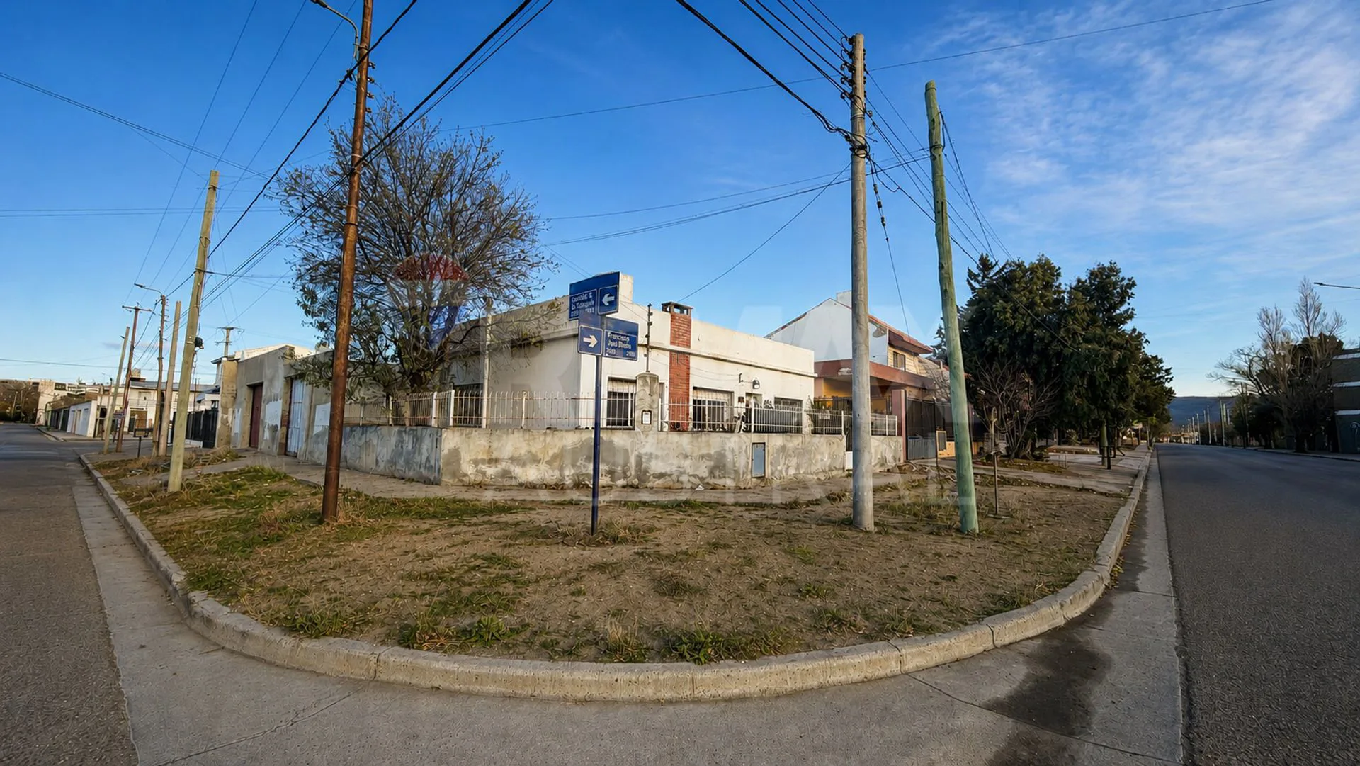 Casa en esquina. Barrio Pueyrredón, con Taller