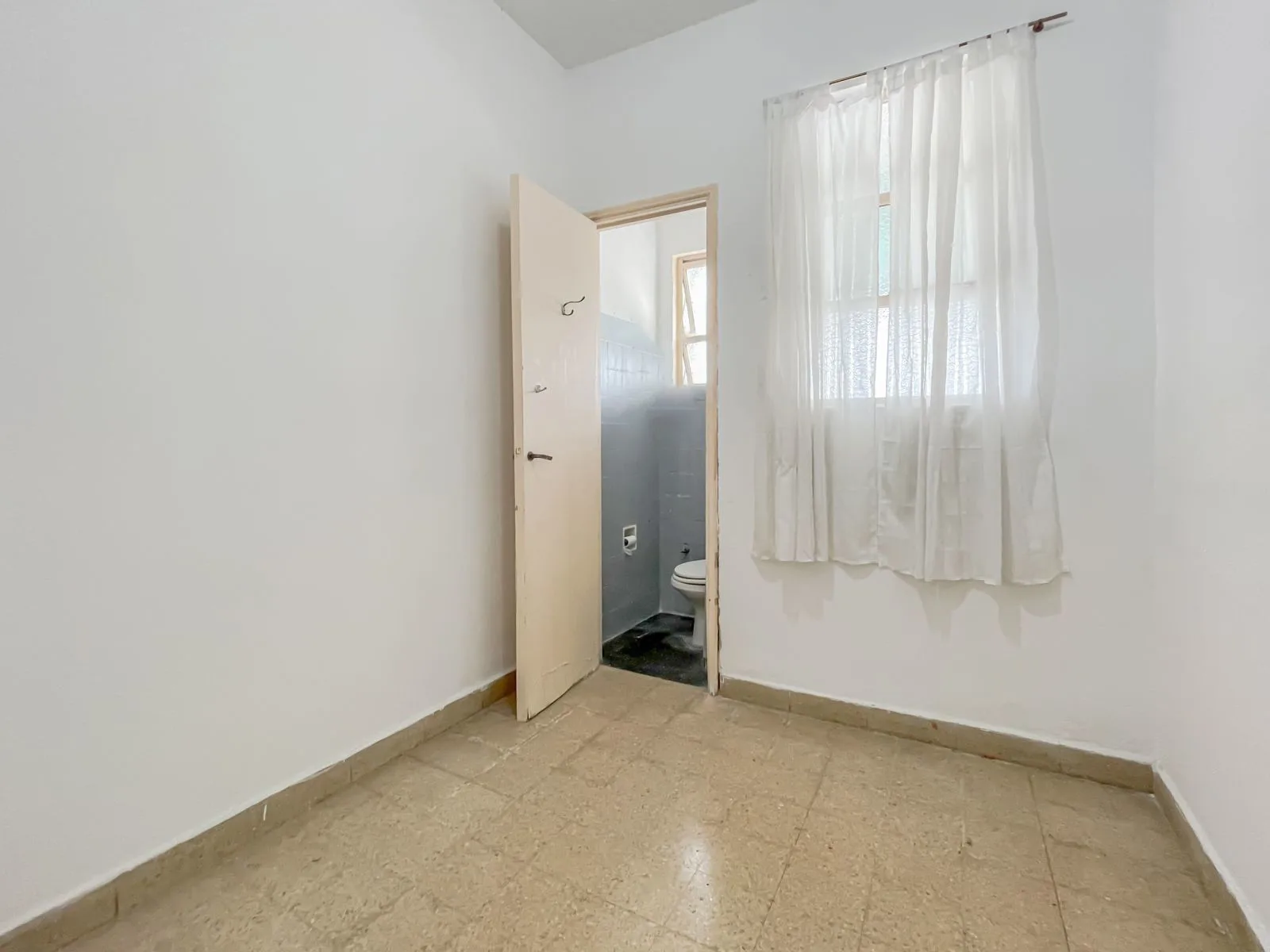 Departamento de tres ambientes con dependencia, balcón y lavadero independiente. foto 4