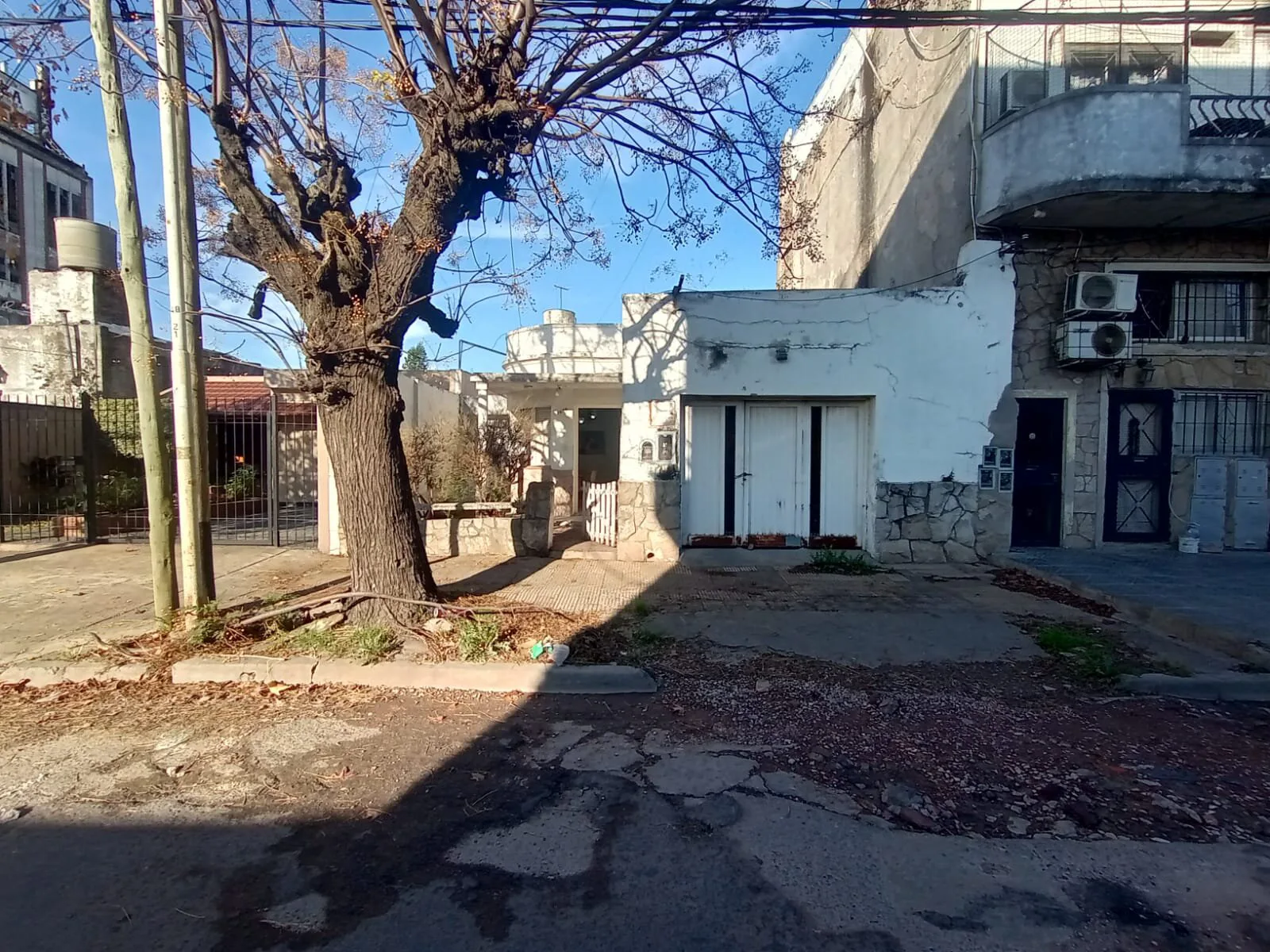 Casa con galpón en Venta en Lomas del Mirador foto 2
