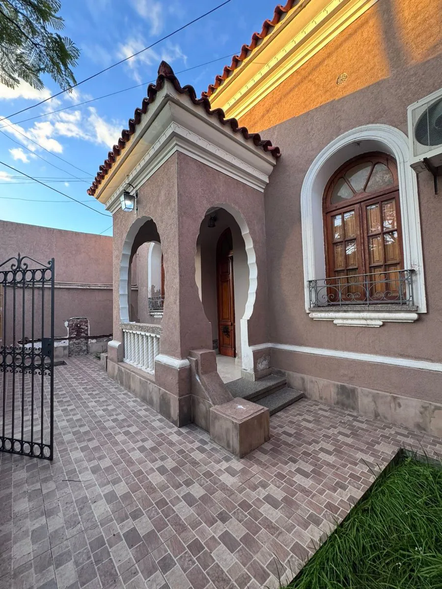 IMPORTANTE CASA EN VENTA - AV. MORENO (S) AL 700 foto 2