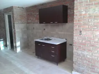 Muy lindo monoambiente con entrada para auto y patio.- foto 1