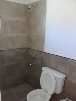 Muy lindo monoambiente con entrada para auto y patio.- foto 3
