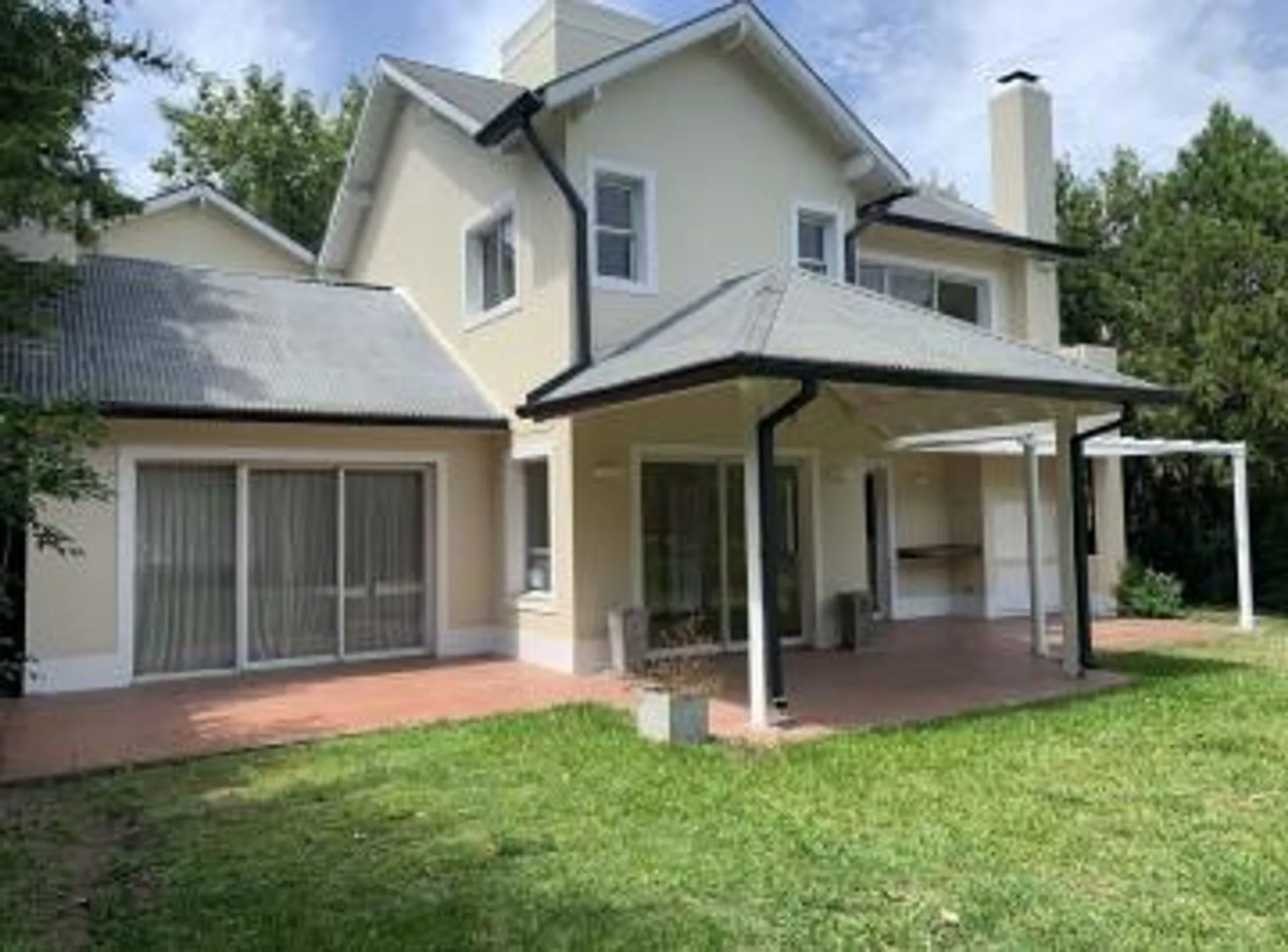 CASA EN VENTA 5 AMBIENTES BARRIO BERMUDAS, BS.AS.