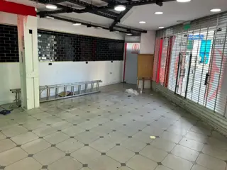 Excelente Local Comercial a la venta en Parque Patricios foto 2