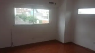Excelente departamento 3 amb frente a estación jose león suarez foto 3