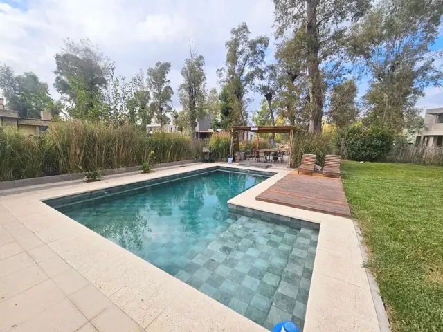 VENTA CASA ALVAREZ DEL BOSQUE 5 AMBIENTES PERMUTA.