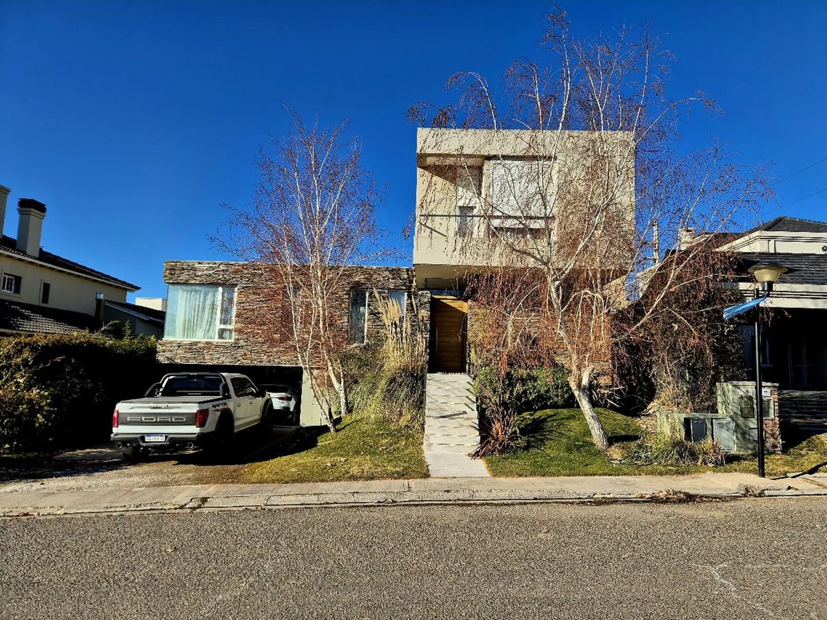 CASA EN VENTA CON PILETA, B° Bocahue, Neuquén. foto 2
