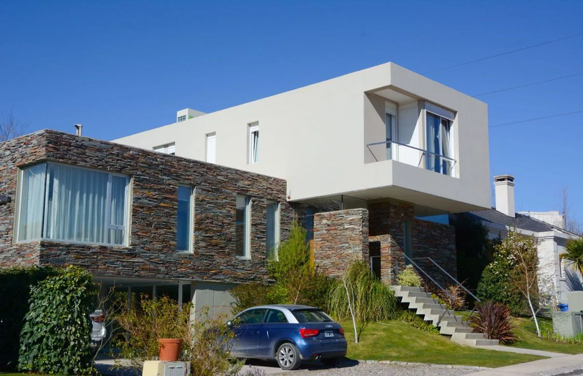 CASA EN VENTA CON PILETA, B° Bocahue, Neuquén. foto 3