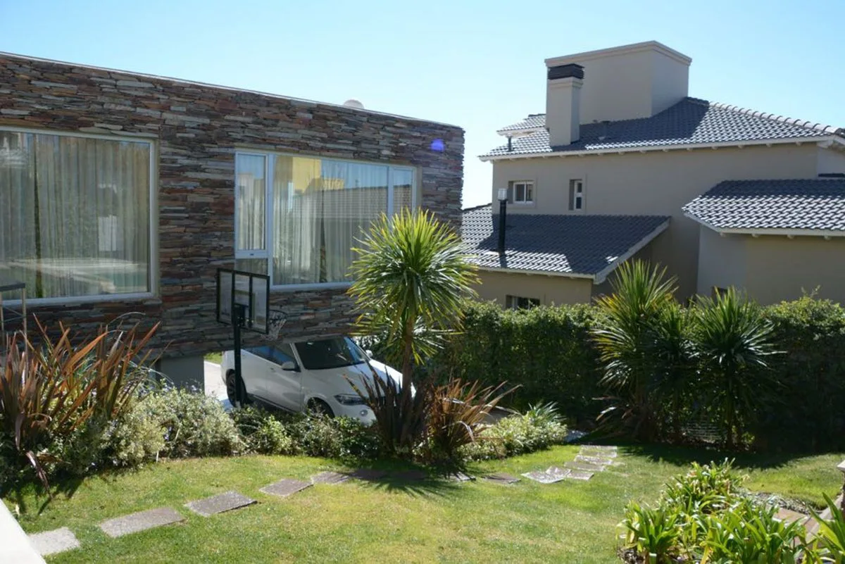 CASA EN VENTA CON PILETA, B° Bocahue, Neuquén. foto 4