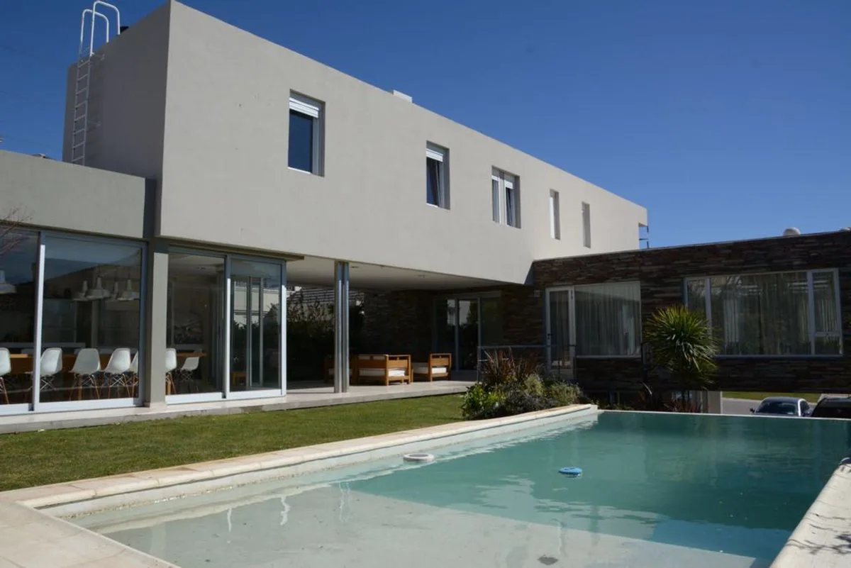 CASA EN VENTA CON PILETA, B° Bocahue, Neuquén. foto 5