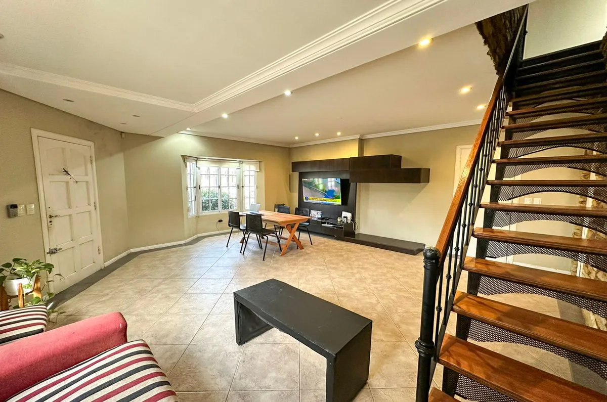 CASA EN VENTA TEMPERLEY CON QUINCHO Y DOBLE GARAGE foto 2