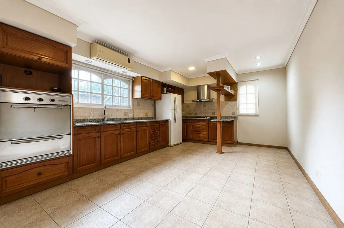 CASA EN VENTA TEMPERLEY CON QUINCHO Y DOBLE GARAGE foto 3