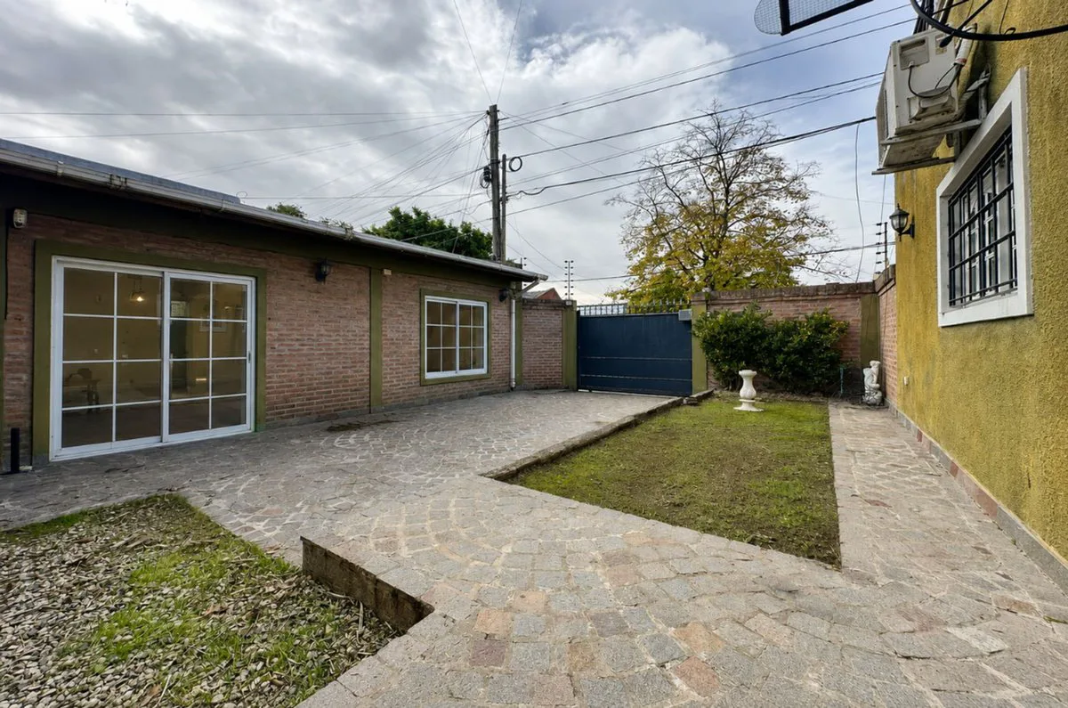 CASA EN VENTA TEMPERLEY CON QUINCHO Y DOBLE GARAGE foto 4