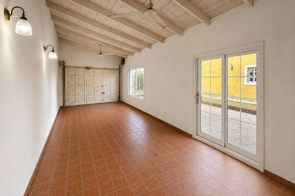 CASA EN VENTA TEMPERLEY CON QUINCHO Y DOBLE GARAGE foto 5