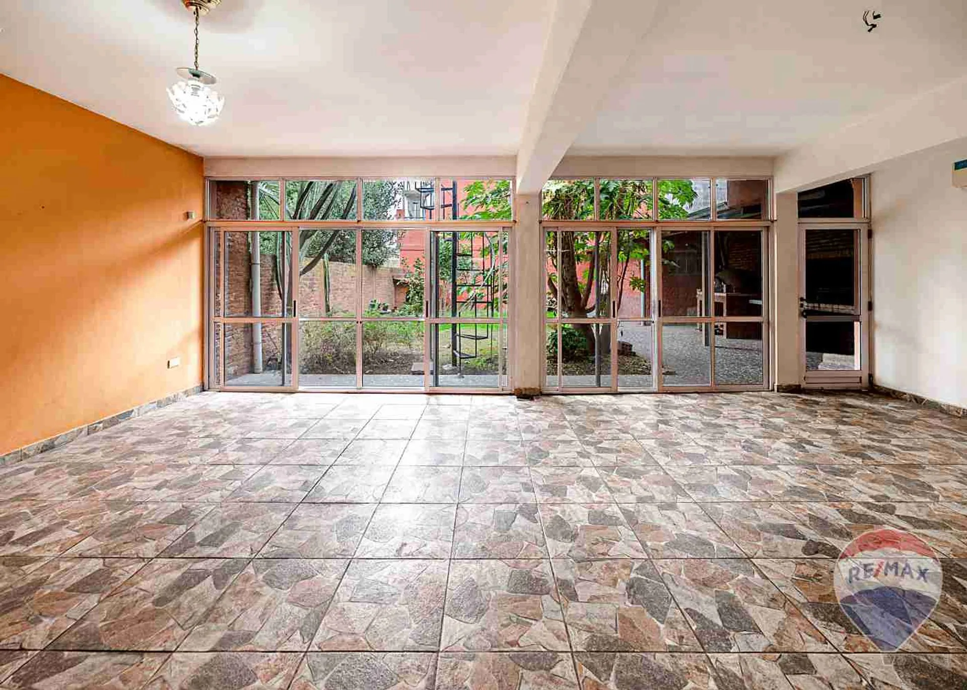 CASA EN VENTA 5 AMB + DEPTO BUEN ACCESO MORENO. foto 3