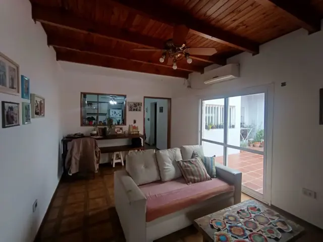 VENTA CASA DE PASILLO UNICA 2 DORM. CON PATIO