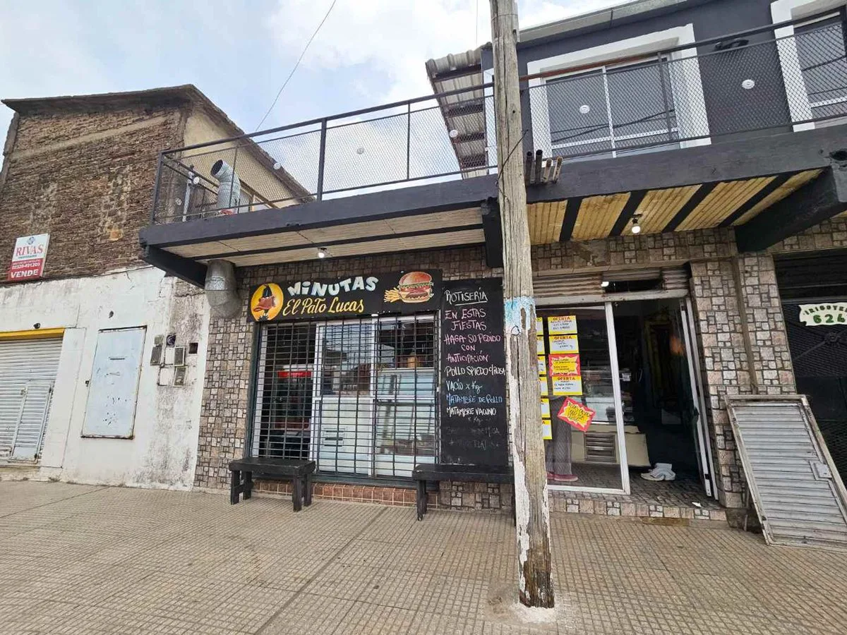 Venta Casa con cochera mas locales sobre avenida. foto 3