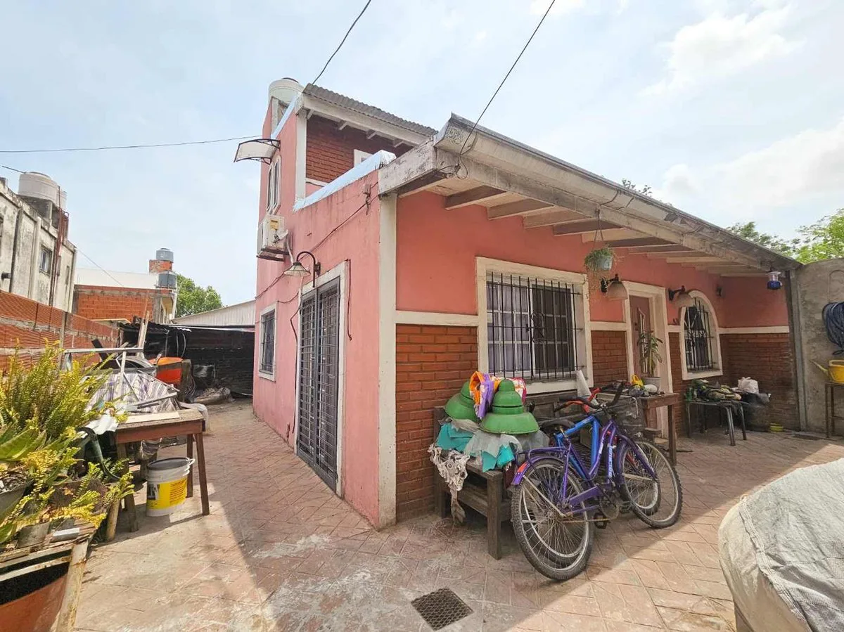 Venta Casa con cochera mas locales sobre avenida. foto 4