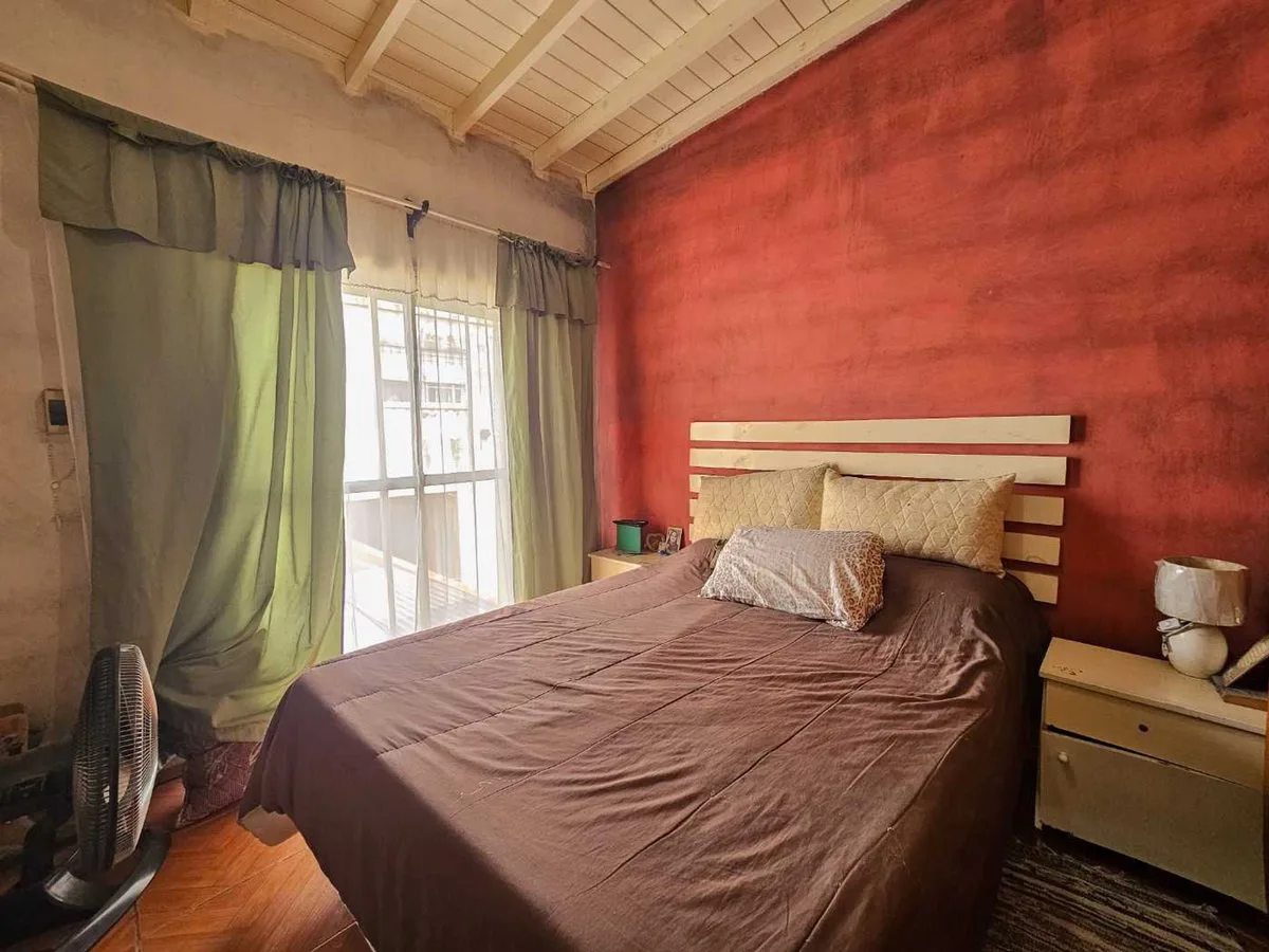 Venta Casa con cochera mas locales sobre avenida. foto 5