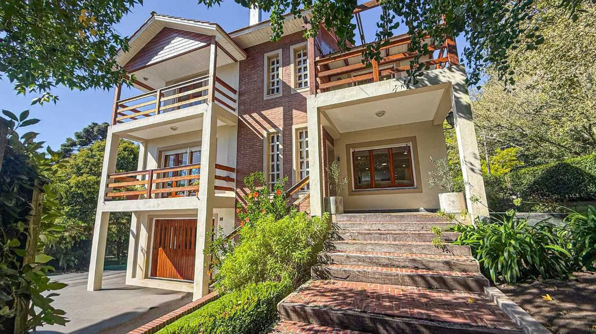 VENTA CASA 5 AMBIENTES PARQUE Y PISCINA SIERRAS