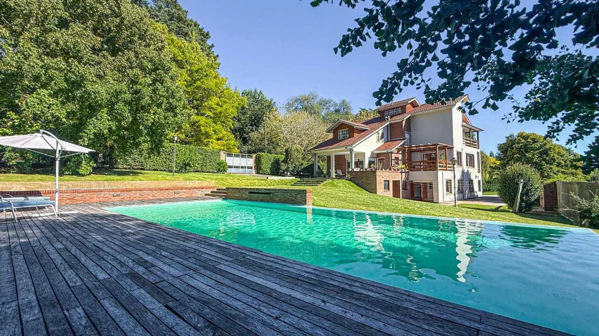 VENTA CASA 5 AMBIENTES PARQUE Y PISCINA SIERRAS foto 3