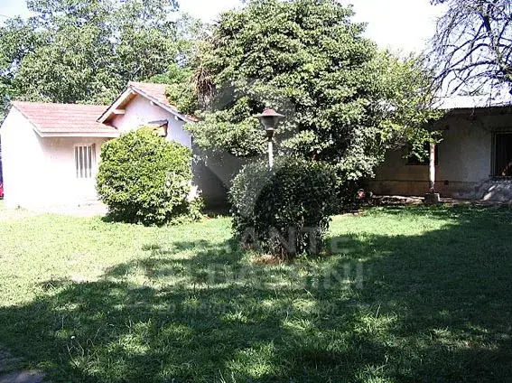 BURZACO - Casa tipo casaquinta desarrollada sobre 3 lotes, 1500 m2 único en la zona, Ideal para proyecto urbanístico o proyecto de duplex, se escucha