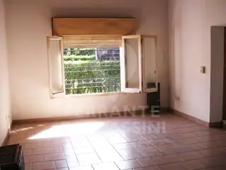 BURZACO - Casa tipo casaquinta desarrollada sobre 3 lotes, 1500 m2 único en la zona, Ideal para proyecto urbanístico  o proyecto de duplex, se escucha foto 2