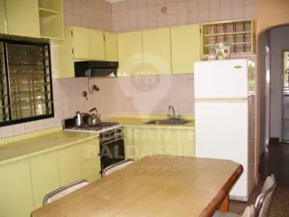 BURZACO - Casa tipo casaquinta desarrollada sobre 3 lotes, 1500 m2 único en la zona, Ideal para proyecto urbanístico  o proyecto de duplex, se escucha foto 3