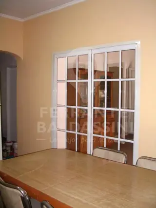BURZACO - Casa tipo casaquinta desarrollada sobre 3 lotes, 1500 m2 único en la zona, Ideal para proyecto urbanístico  o proyecto de duplex, se escucha foto 4