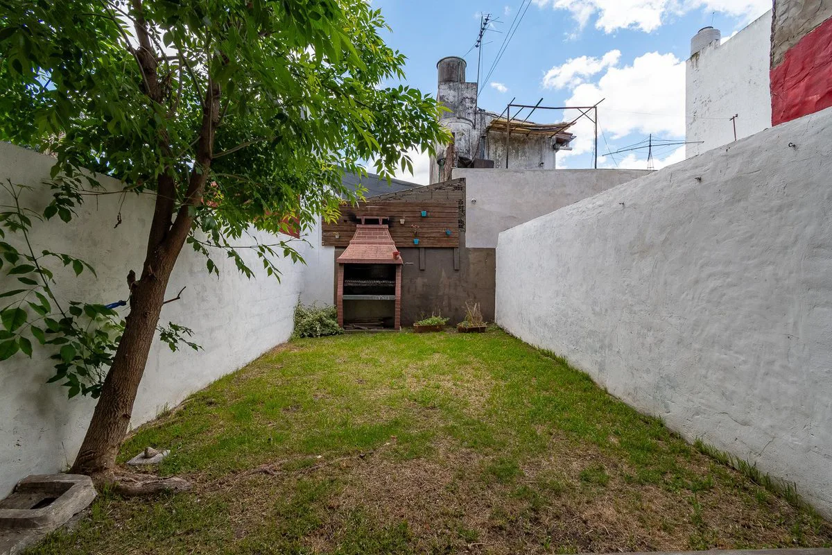 Venta triplex 5 amb con jardin Olivos foto 3